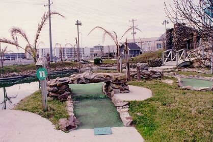 minigolf.jpg (42888 bytes)